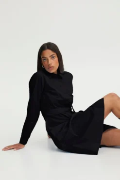 ICHI A-Linien-Kleid In Schwarz 10 ICHI A-Linien-Kleid In Schwarz -Vero Moda Geschaft ichi a linien kleid in schwarz 4 scaled