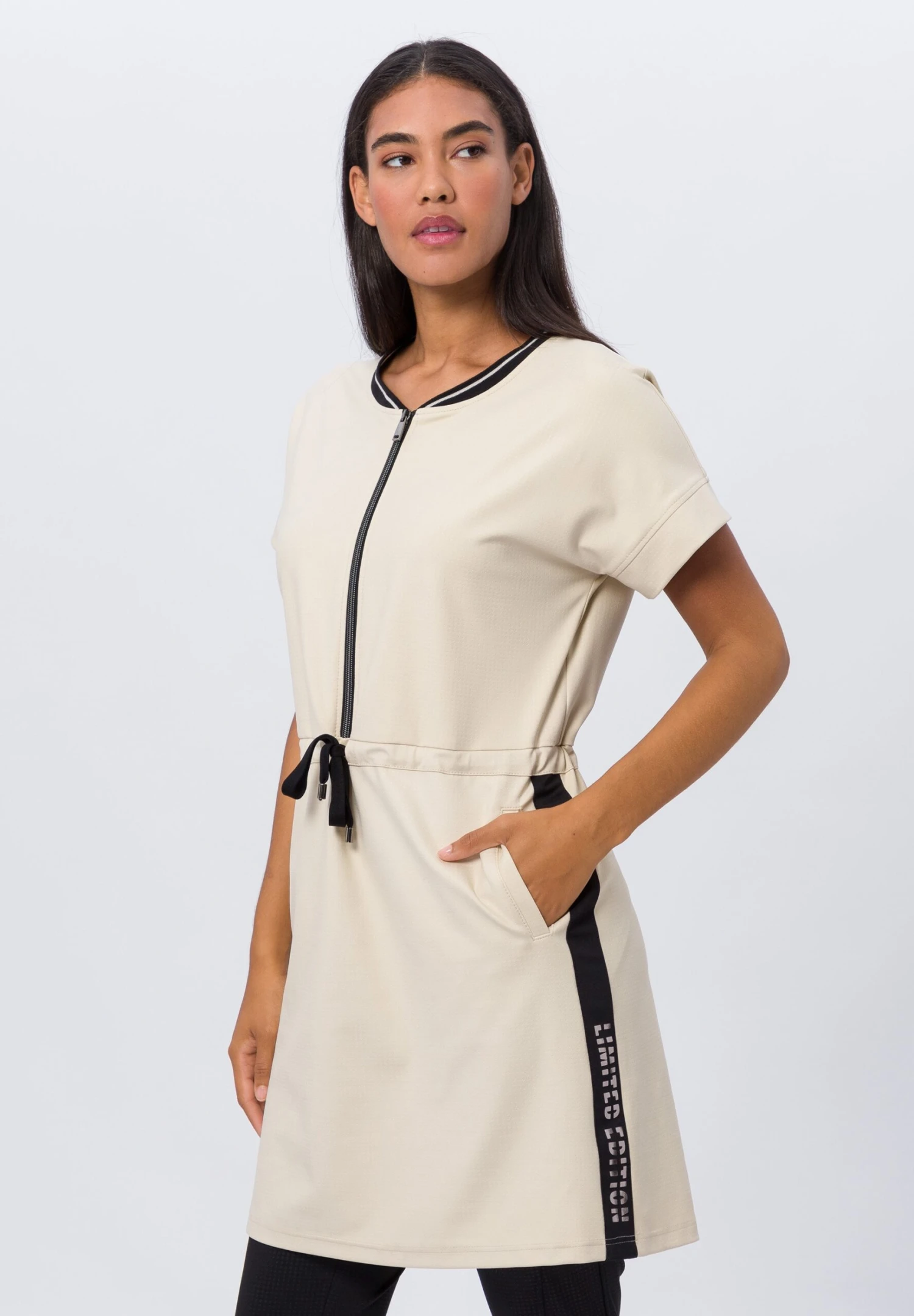 Kleid SUNSET VIBES In Almond 2 Kleid SUNSET VIBES In Almond – Bild 2