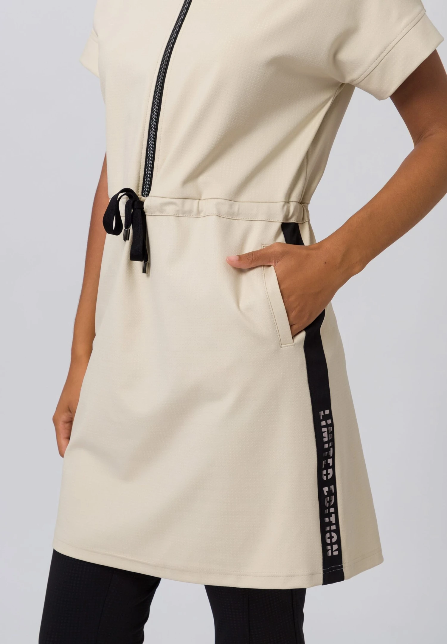 Kleid SUNSET VIBES In Almond 5 Kleid SUNSET VIBES In Almond – Bild 5