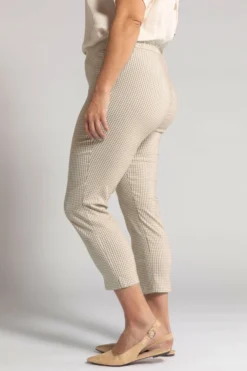 Ulla Popken Bengalinhose 7/8 Sienna Mit Vichykaro In Beige -Vero Moda Geschaft ulla popken bengalinhose 7 8 sienna mit vichykaro in beige 2 scaled